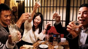 El gobierno japonés busca incentivar el consumo de alcohol entre los jóvenes